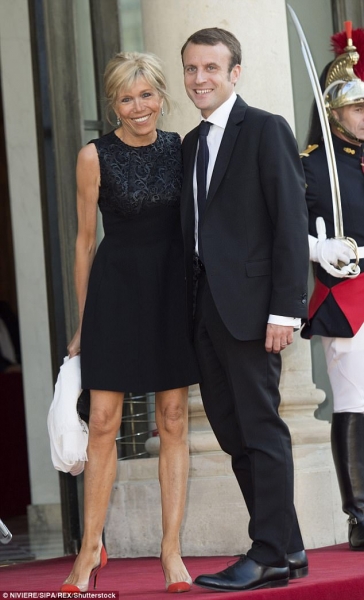Новоизбранный президент Франции женат на своей школьной учительнице и нянчит ее внуков