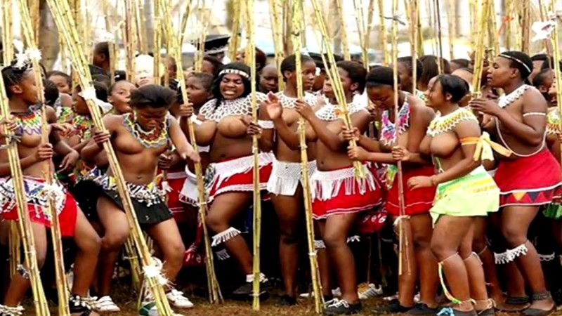 Тысячи голых девственниц на одном стадионе: как король Свазиленда выбирает жену