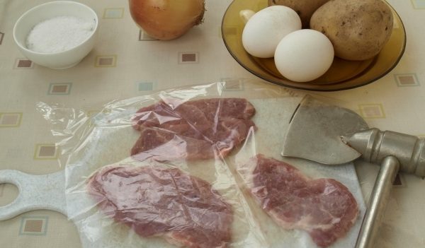 Как приготовить запеченную свинину под шубой
