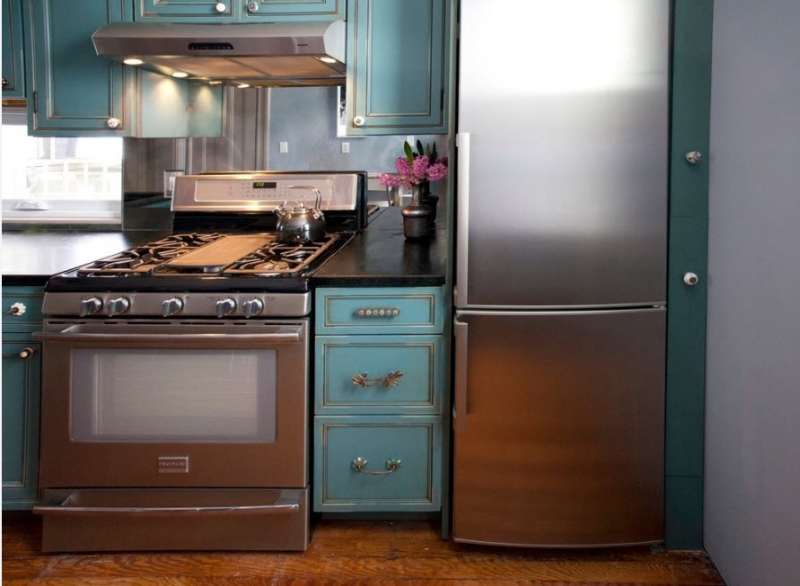 Холодильник в интерьере современной кухни			