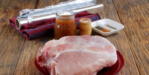 Как вкусно запечь свиной окорок в духовке