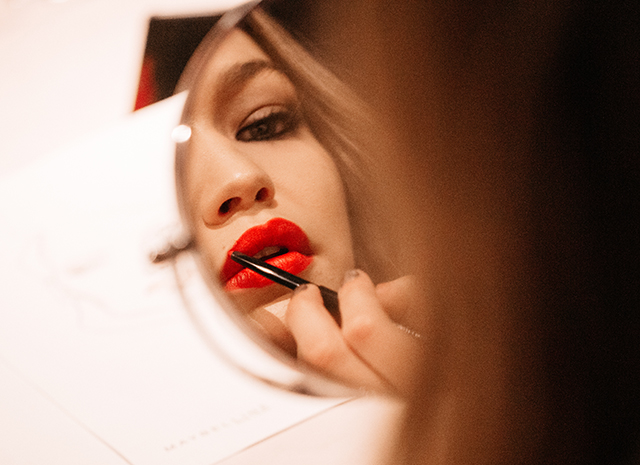 Джиджи Хадид представила дебютную коллекцию макияжа для Maybelline: полная версия рекламной кампании