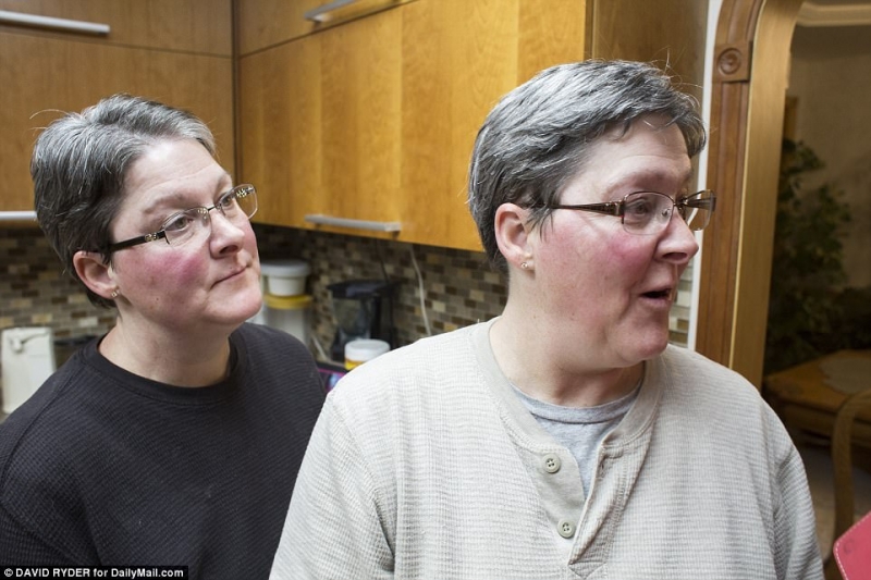 Братья-близнецы женились на сестрах-близнецах и теперь путают друг друга, живя в одном доме