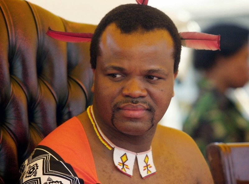 Тысячи голых девственниц на одном стадионе: как король Свазиленда выбирает жену