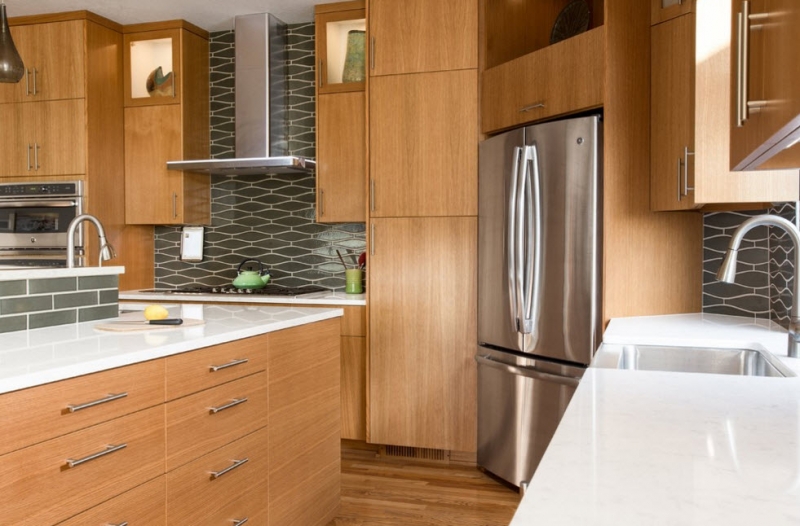 Холодильник в интерьере современной кухни			