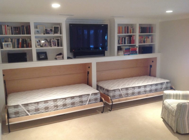 Откидная кровать, встроенная в шкаф – находка для скромных пространств			