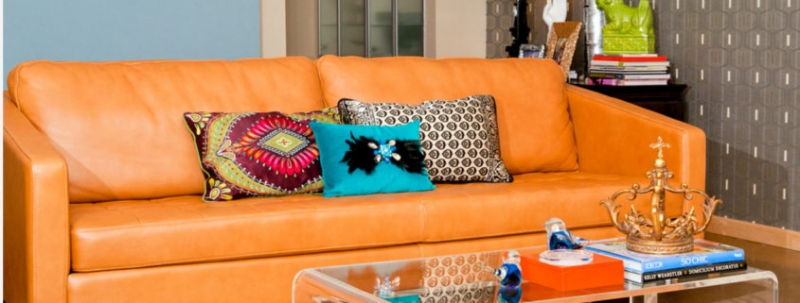 Кожаный диван в современном интерьере			