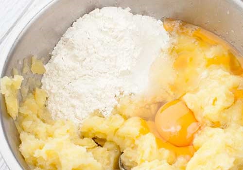 Сосиски в картофельном пюре — вкусный ужин для всей семьи