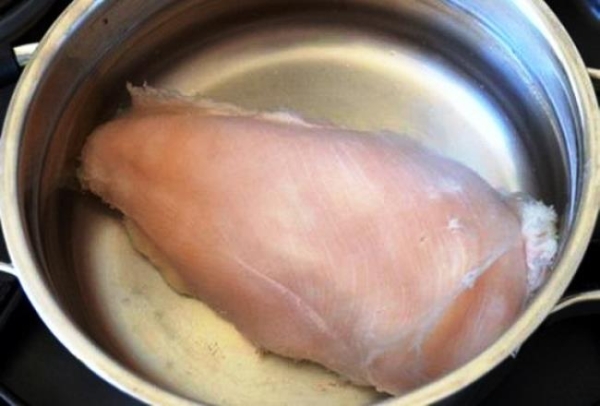 Как приготовить простой салат с курицей и ветчиной