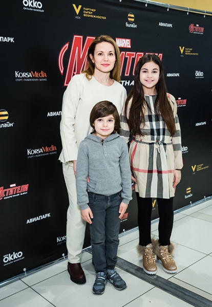 Катерина Шпица, Наталия Лесниковская и другие гости с детьми на выставке супергероев MARVEL в Москве