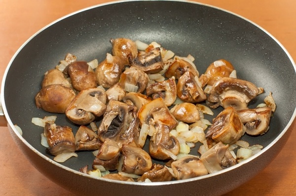 Куриная печень с грибами — простое и вкусное блюдо
