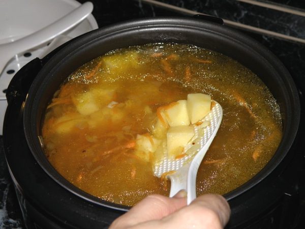 Как приготовить легкий суп из куриных шеек