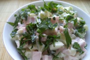 Как приготовить сытный салат с вареной картошкой