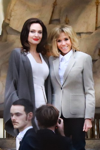 Маски-шоу: лица Джоли и Макрон выглядят неживыми благодаря активному макияжу