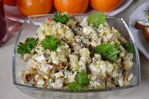 Как приготовить сытный салат с мясом и грибами