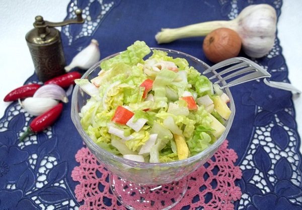 Как приготовить салат с капустой и крабовыми палочками
