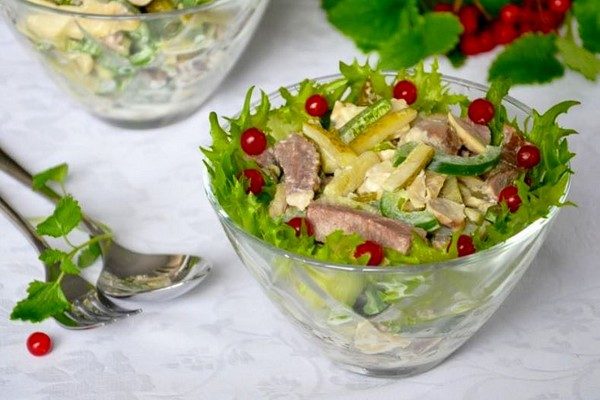 Как приготовить сытный салат с мясом и грибами