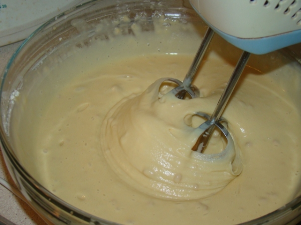 Как испечь шарлотку с клубникой в духовке и мультиварке