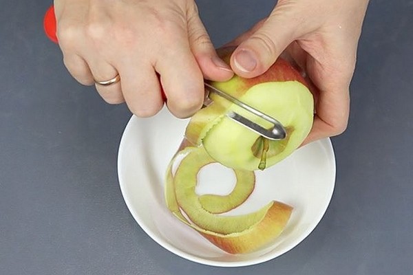 Как приготовить оригинальную селедку под шубой с яблоком