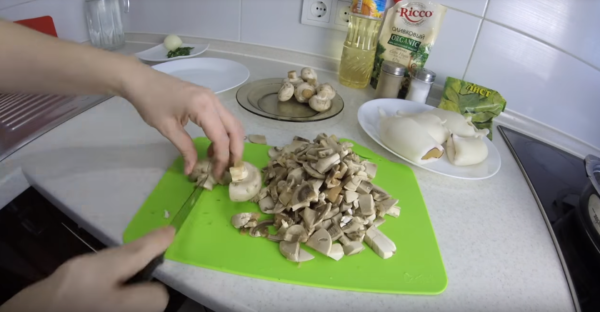 Как вкусно приготовить салат с грибами и кальмарами