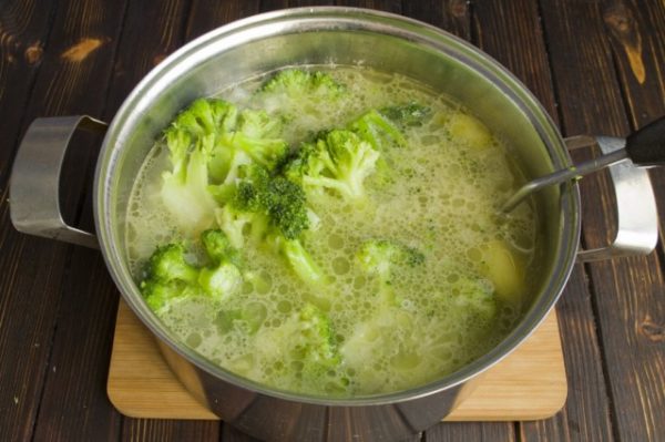 Как сварить куриный суп со свежей или замороженной брокколи