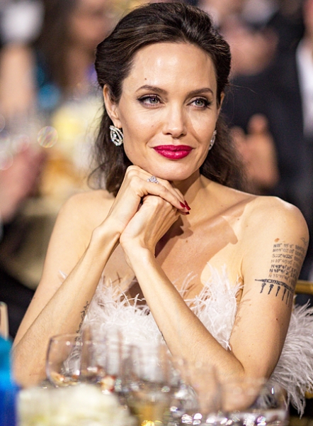 Солнцезащитный крем и лазер: дерматолог Анджелины Джоли раскрыла секреты красоты актрисы