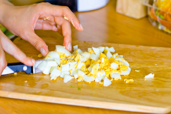 Как готовить салаты с креветками и огурцом