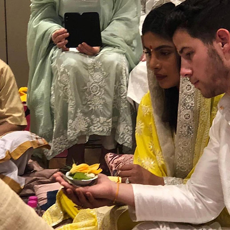 Приянка Чопра и Ник Джонас обручились на традиционной церемонии помолвки в Мумбаи