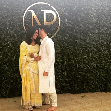 Приянка Чопра и Ник Джонас обручились на традиционной церемонии помолвки в Мумбаи