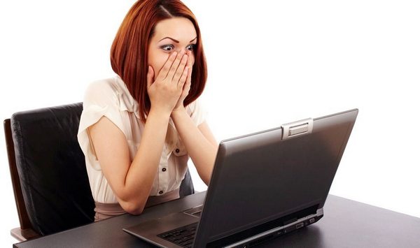 woman-shocked-at-computer