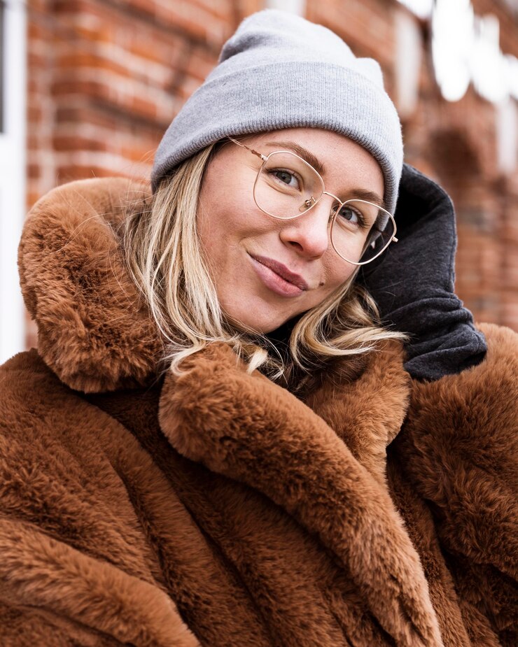 close-up-smiley-woman-posing_23-2148784607