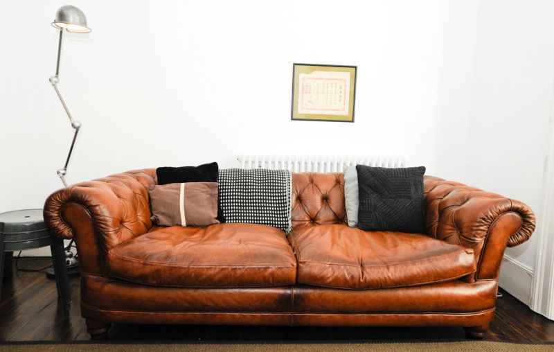 Кожаный диван в современном интерьере			