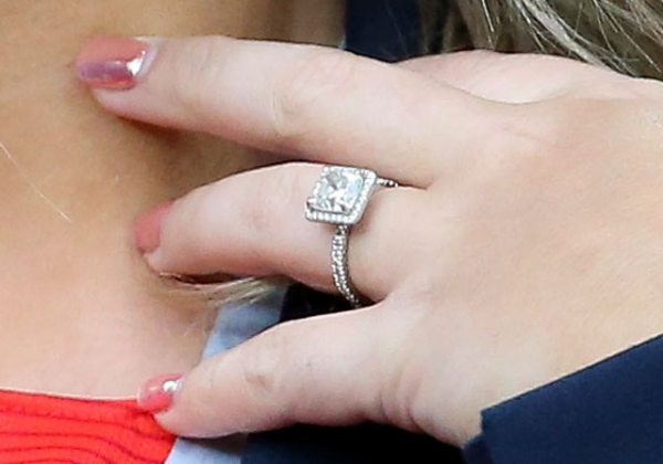 Вратарь сборной Англии Джордан Пикфорд женится на подруге детства: фото кольца
